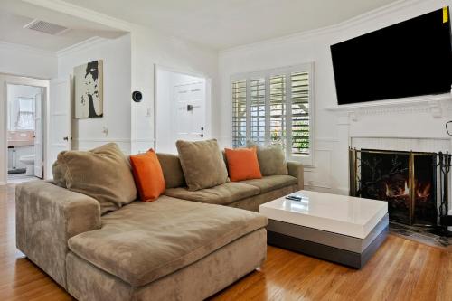 Modern 4bed 3bath home with piano near Universal Studio & Hollywood for 10 in Studio City