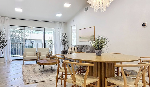 Modern Coastal Condo 3 miles to Siesta Key Beach – Sleeps 6!