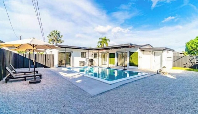 Modern & Elegant Home Private Heated Pool in Hollywood
