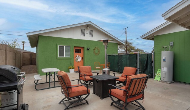 Modern family-friendly 2BR guesthouse with full kitchen and washer/dryer. in Mesa
