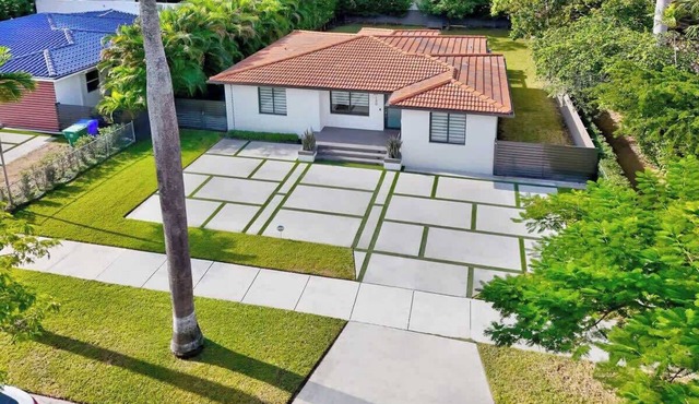 Modern Oasis: Huge Backyard + 6 mins to the Ocean in Miami