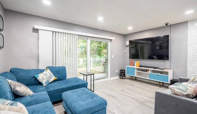 Modern Spacious 1-bed Townhome, in St. Pete, 10min Downtown, 15min St Pete Beach