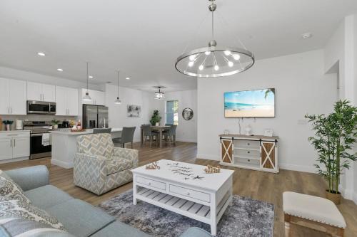 Modern & Spacious 4-2 Home Great for Families
