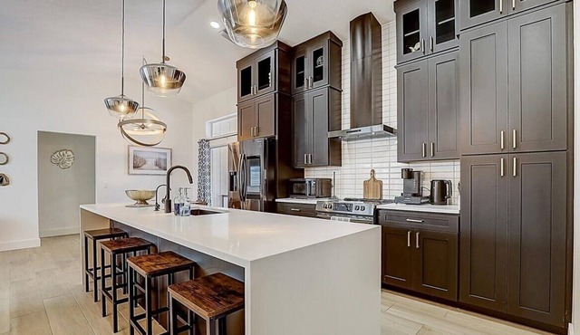 Modern Vacation Home Next to SW Florida Beach - kid Friendly- POOL+HOT TUB