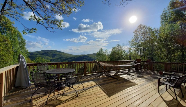 Morning Glory Cottage - Amazing Mountain Views with Total Privacy! in Black Mountain