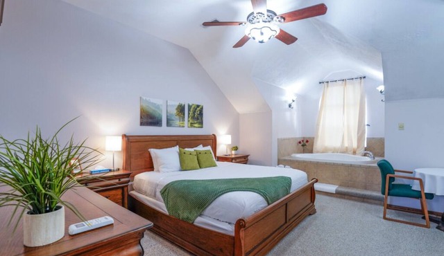 Mountain Meadows Retreat - A Romantic Escape Overlooking the Ozark Mountains in Reeds Spring