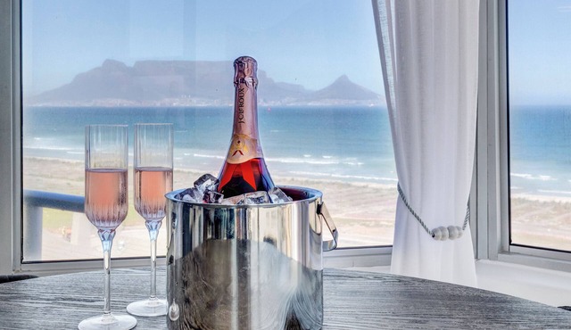 Mountain Tide Beachfront Apartment Table Mountain & Ocean Views with Pool & BBQ in Table View