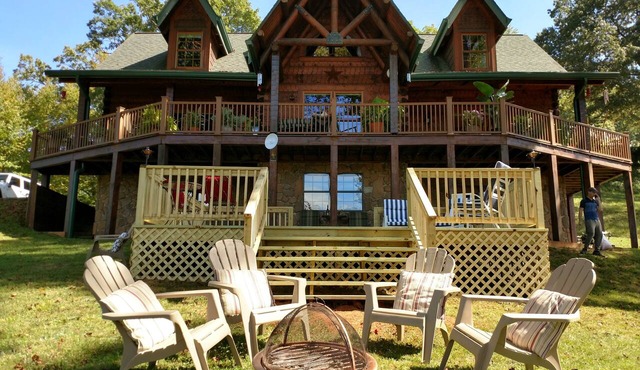 Mountain View Retreat/2BR Log Home Apt w/Private Dining Deck & BBQ/Massage in Sylva