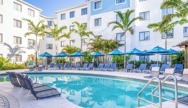 Naples Getaway Studio Suite Room with Free Breakfast