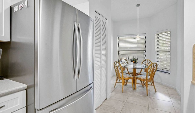 Nautical Nest – Cozy Poolside Condo, Near Beaches! in Bradenton