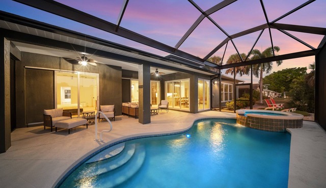 New! Longboat Oasis-2 Ensuite's Heated Saltwater Pool and Spa!