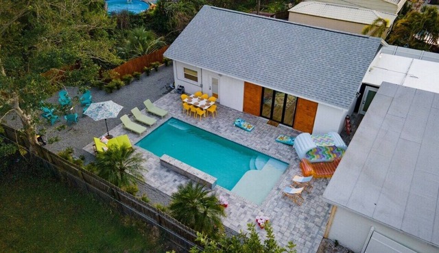 New LUX Tropical Oasis, 2BR 4 Bed, 150-Inch Theater Heated Salt Water Pool