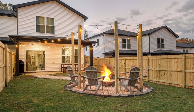 NEW MODERN 1500 SQ FT RETREAT, 65” TV, Fire Pit, Family & Pet Friendly, Sleeps 6