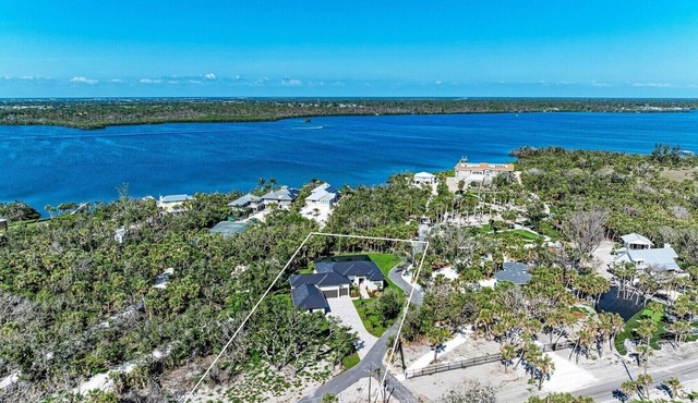 Newly built gorgeous 4-bedroom home awesome pool & hot tub. Private beach.