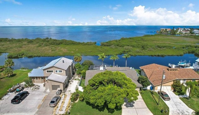 Oasis on the Gulf, screened pool, sunset, kayaks! in Hernando Beach