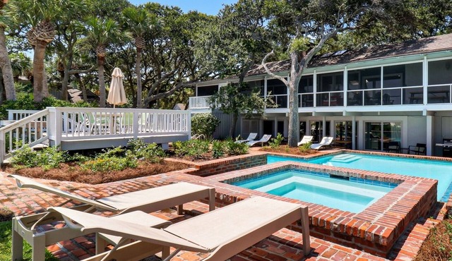 Oceanfront 8 bedroom home with pool & spa, only steps from beach in Hilton Head Island