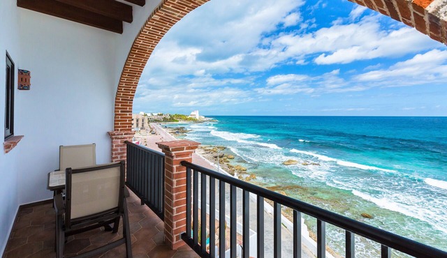 Oceanside Villa "Tampico" with a/c pool in centro 5 min stroll to beach in Isla Mujeres