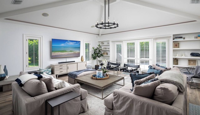 Olde Naples Lux Beach House. Walk to Beach/Four Seasons Resort. Double lot/prvt