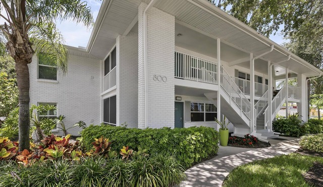 Olde Naples Luxe New Reno. Walk to the beach and 12 blocks to 5th Ave