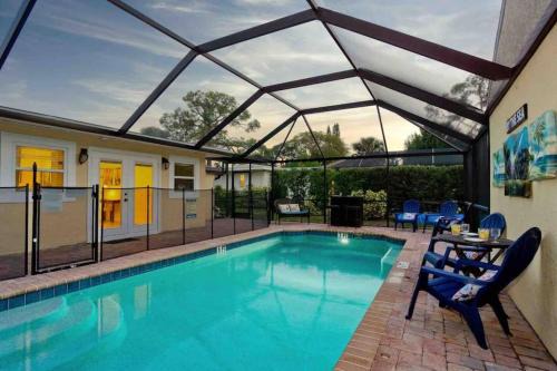 On Island! Private Pool Home-Walk to Great Beach!