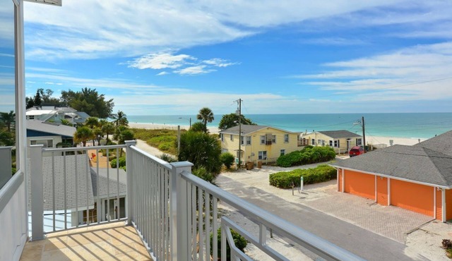 On the Beach: Breathtaking 180 degree views of Gulf of Mexico