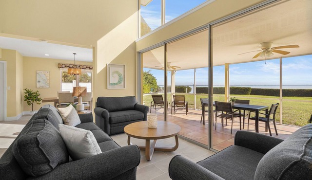 One-of-a-Kind Villa in Beach Castle Direct Views of the Bay, Walk to Beach