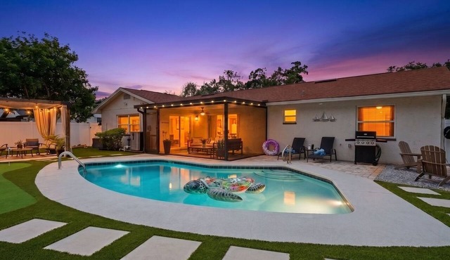 Outdoor Oasis+ Heated Pool+Backyard Putting Green+Designer Style+Dunedin