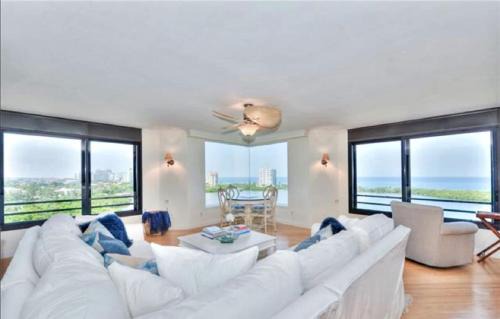 Panoramic 2 Bedroom Corner Retreat with Expansive Views