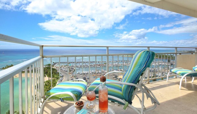 Panoramic Ocean Views Remodel - FREE Parking/Wi-Fi, AC, Washlet, Sleeps 6 in Honolulu
