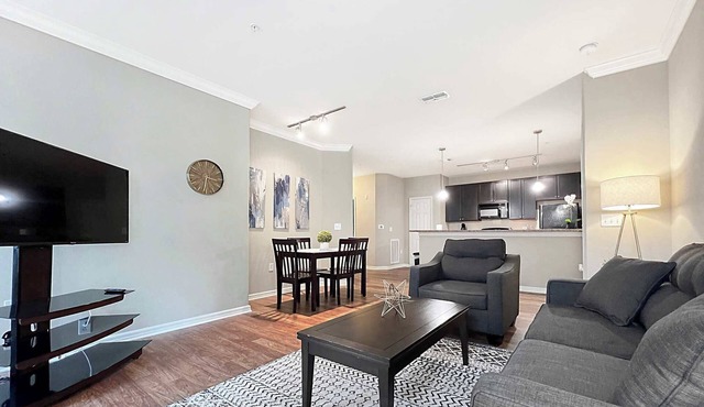 Peaceful 2 BR with Private Garage, Prime North Tampa