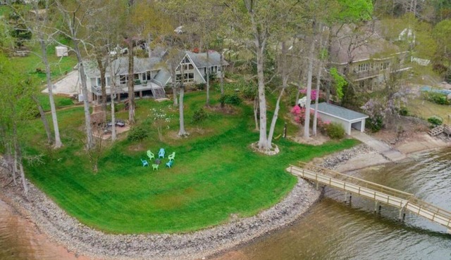 Peaceful Point Lodge by SoCharm | 180º Views of Lake Norman! in Terrell