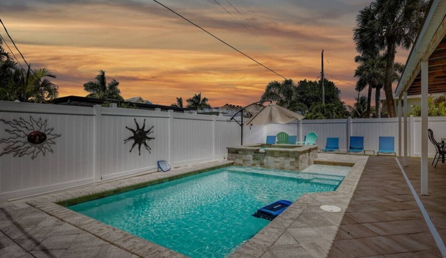 Pearl Beach House - Walk to FMB, Pool & Hot Tub!