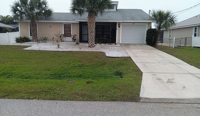 Perfect Bungalow by the Beach. Quiet Rotunda neighborhood. Pet friendly. Fenced