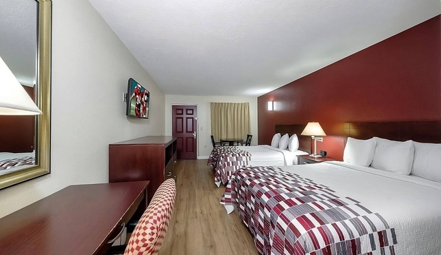 Pet-Friendly Stay with Outdoor Pool | 13-Mins to Manatee Village Historical Park