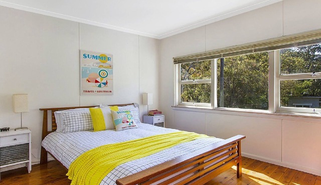 Pet friendly, stroll to beach in PEARL BEACH