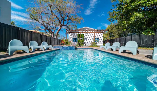 Pool Boutique 5 Villa by the beach, Heated pool Hot tub