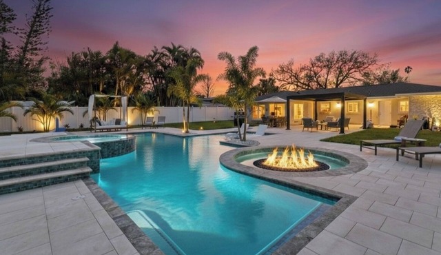 Poolside Paradise with Brand New Spa & Saltwater Pool – Minutes to Siesta Key