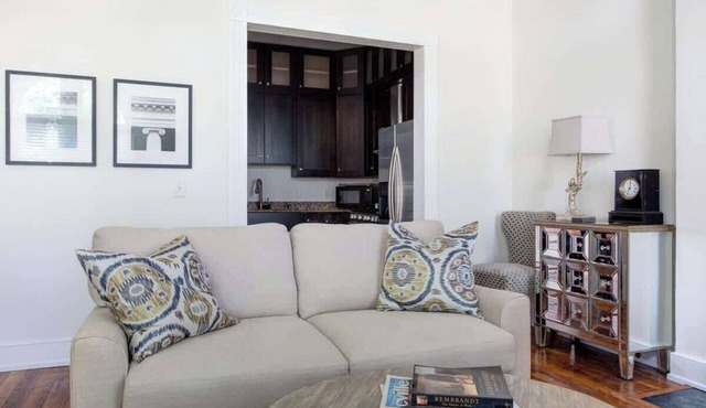 Prime Downtown Mall Flat with Free Parking - #306 in Charlottesville