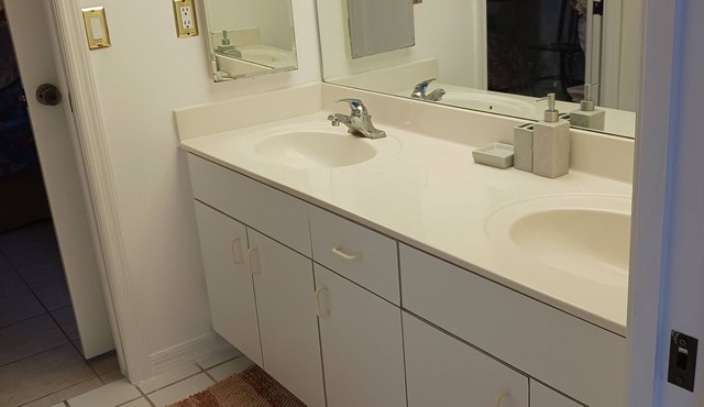 Private 1-BR suit in house with WiFi, AC, living, dining, fridge and microwaive