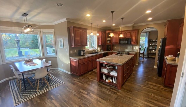 Private country property only minutes from town. in Springfield