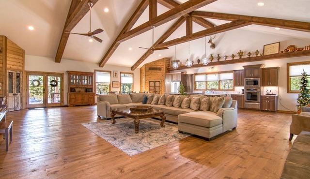 Private Home with Vaulted Ceilings, Gourmet Kitchen, Hot Tub, Car Charger & Community Pool in Blue Eye