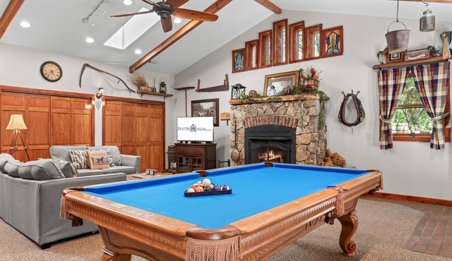 Private One-Level Carriage House, Hot Tub, Pool Table, Dog Friendly & Car Charger in Blue Eye