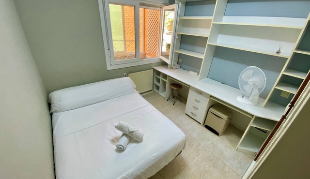 Private room. Shared kitchen and bathroom. in Getafe