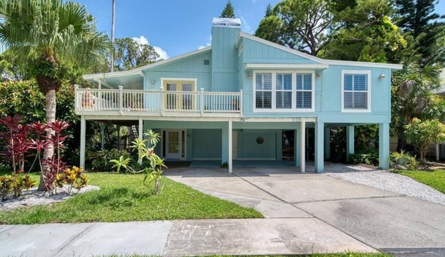 Quaint coastal retreat, just a stone's throw away from the ocean.