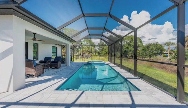 Quarry Retreat - 3 bedroom pool home in central Englewood