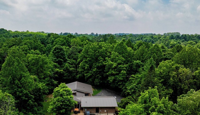 Quiet nature 5-bedroom retreat located by Davey Woods State Preserve in Saint Paris