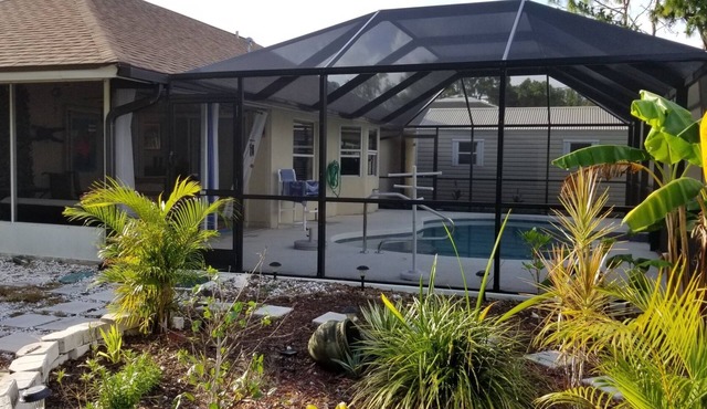 Quiet neighborhood close to amenities/6 miles from beach with private pool