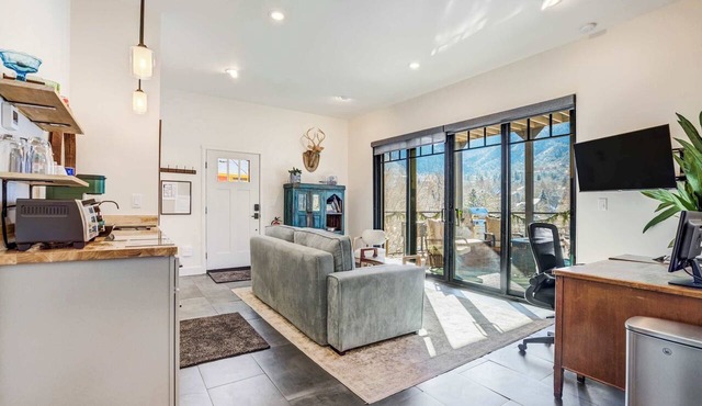 Redstone Terrace! Scenic Mountain View by Downtown in Manitou Springs