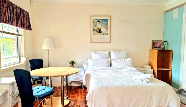 Relax close to city,a studio 10 mins from the beaches and Westfield shopping C. in Miranda