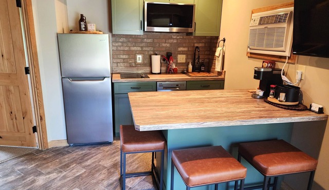 Renovated! Cute, 1 bdrm sleeps 2 Golf/ski. pool and Wifi! new KING bed. in Mancelona